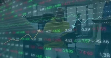 Ofisteki çeşitli iş adamları üzerinde finansal veri işleme animasyonu. Küresel finans, iş, bağlantılar, hesaplama ve veri işleme kavramı dijital olarak oluşturulmuş video.