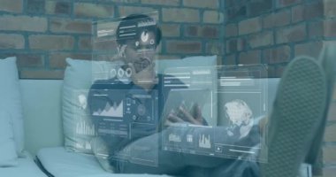 Tablet kullanan beyaz iş adamının veri işleme ve diyagramlarının animasyonu. Küresel iş ve dijital arayüz kavramı dijital olarak oluşturulmuş video.