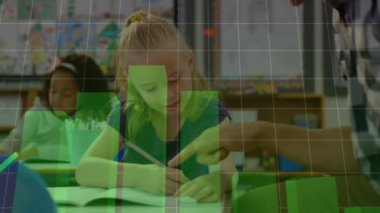 Sınıfta çalışan çeşitli erkek öğretmen ve kız öğrencilerin veri işleme çizelgelerinin animasyonu. Eğitim, dijital arayüz, veri, öğrenme, ağ ve iletişim, dijital olarak oluşturulmuş video.