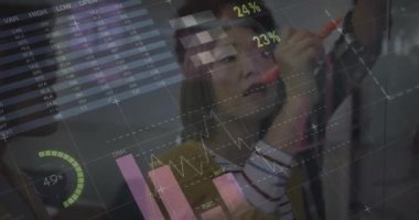 Ofisteki çeşitli iş adamları üzerinde finansal veri işleme animasyonu. Küresel finans, iş, bağlantılar, hesaplama ve veri işleme kavramı dijital olarak oluşturulmuş video.