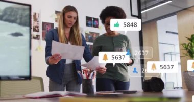 Medya simgelerinin, ofiste iş tartışan çeşitli kadın meslektaşlar üzerinde oluşturulması. Küresel iş, takım çalışması ve dijital arayüz kavramı dijital olarak oluşturulmuş video.