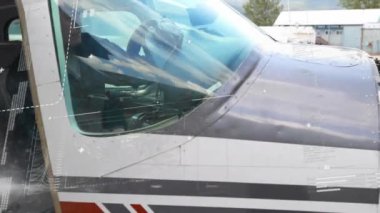 Uçaktaki beyaz erkek pilot üzerinde veri işleme ve diyagramların animasyonu. Küresel iş ve dijital arayüz kavramı dijital olarak oluşturulmuş video.