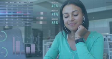 Dizüstü bilgisayar kullanan melez bir kadının finansal veri işleme animasyonu. Küresel finans, iş, bağlantılar, hesaplama ve veri işleme kavramı dijital olarak oluşturulmuş video.