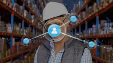 Depoda çalışan beyaz bir adam üzerindeki bağlantı ağının animasyonu. Küresel gönderim, bağlantılar, hesaplama ve veri işleme kavramı dijital olarak oluşturulmuş video