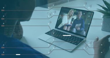 Dizüstü bilgisayarında video kaydı olan çeşitli meslektaşların veri işleme animasyonları. Küresel iş ve dijital arayüz kavramı dijital olarak oluşturulmuş video.