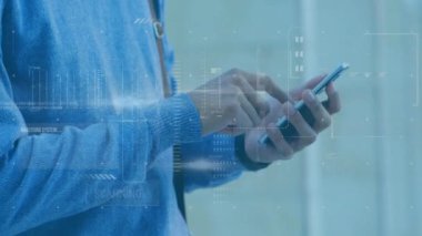 Akıllı telefon kullanan beyaz adamın finansal veri işleme animasyonu. Dijital olarak oluşturulan küresel finansman, iletişim ve dijital arayüz kavramı.