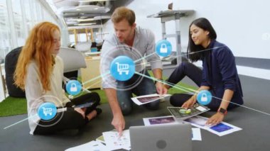 Ofisteki çeşitli iş adamlarının simgeleriyle bağlantı ağının animasyonu. Küresel finans, iş, bağlantılar, hesaplama ve veri işleme kavramı dijital olarak oluşturulmuş video.