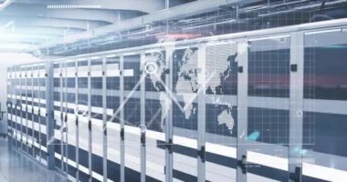 Bilgisayar sunucuları üzerinden veri işleme ve dünya haritası animasyonu. Küresel finans, iş, bağlantılar, hesaplama ve veri işleme kavramı dijital olarak oluşturulmuş video.