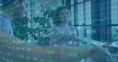 Ofisteki çeşitli iş adamları üzerinde finansal veri işleme animasyonu. Küresel finans, iş, bağlantılar, hesaplama ve veri işleme kavramı dijital olarak oluşturulmuş video.