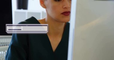Ai chat robot veri işleme animasyonu ekranda ve bilgisayar kullanan melez kadın. Dijital olarak oluşturulmuş küresel yapay zeka, bağlantılar, hesaplama ve veri işleme kavramı.