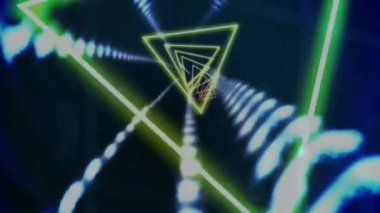 Karanlık arka planda neon tünelin üzerindeki neon üçgenlerin animasyonu. Renk, ışık, hareket ve veri aktarım konsepti dijital olarak oluşturulmuş video.