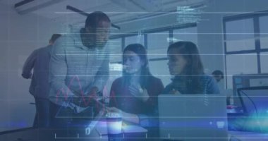 Ofisteki çeşitli iş adamları üzerinde finansal veri işleme animasyonu. Küresel finans, iş, bağlantılar, hesaplama ve veri işleme kavramı dijital olarak oluşturulmuş video.