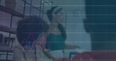 Muhtelif meslektaşların ofiste toplanması üzerine finansal veri işleme animasyonu. Küresel iş, bilgisayar, iletişim ve dijital arayüz kavramı dijital olarak oluşturulmuş video.