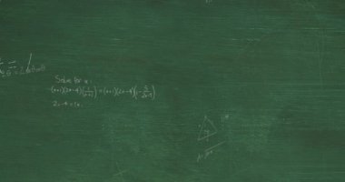 Matematiksel formüllerin katmanlarının ve yeşil karatahtanın üzerindeki denklemlerin animasyonu. Veri, matematik, araştırma, öğrenme, eğitim ve iletişim, dijital olarak oluşturulmuş video.