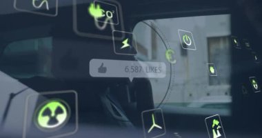 Arabada akıllı telefon kullanan bir kadının ekolojik ikonlarının ve veri işlemesinin animasyonu. Küresel yeşil enerji, bağlantılar, hesaplama ve veri işleme kavramı dijital olarak oluşturulmuş video.