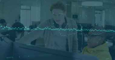 Gündelik ofiste bilgisayar başında tartışan çeşitli erkek meslektaşlar üzerinde veri işleme animasyonu. Veri, dijital arayüz, iş, takım çalışması, ağ ve iletişim, dijital olarak oluşturulmuş video.