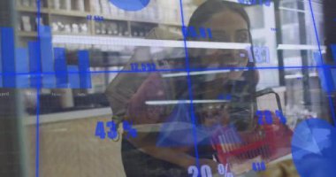 Marketteki melez kadın üzerinden finansal veri işleme animasyonu. Küresel finans, iş, bağlantılar, hesaplama ve veri işleme kavramı dijital olarak oluşturulmuş video.