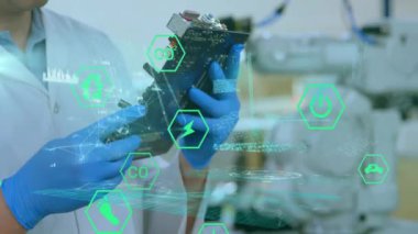Ekoloji simgeleriyle veri işleme animasyonunun, bilgisayar tahtası olan beyaz kadın bilim adamı üzerinde uygulanması. Küresel bilim ve dijital arayüz kavramı dijital olarak oluşturulmuş video.
