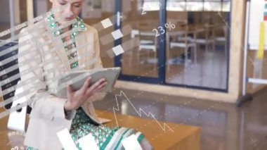 Ofiste tablet kullanan beyaz iş kadınının finansal veri işleme animasyonu. Küresel iş, finans, iletişim ve dijital arayüz kavramı dijital olarak oluşturulmuş video.