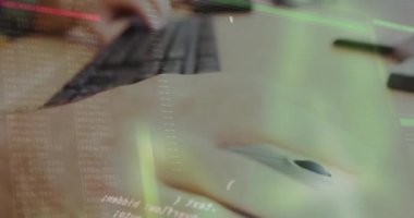 Bilgisayar kullanan beyaz bir kadın için finansal veri işleme animasyonu. Küresel finans, iş, bağlantılar, hesaplama ve veri işleme kavramı dijital olarak oluşturulmuş video.