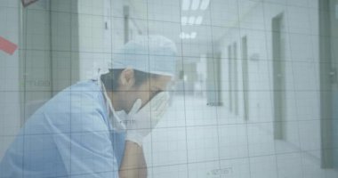 Hastanede oturan beyaz erkek doktorun diyagramlarının animasyonu. Küresel tıp ve dijital arayüz kavramı dijital olarak oluşturulmuş video.