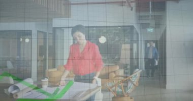 Ofisteki çeşitli iş adamları üzerinde finansal veri işleme animasyonu. Küresel finans, iş, bağlantılar, hesaplama ve veri işleme kavramı dijital olarak oluşturulmuş video.