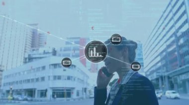 Sokak ortasında akıllı telefondan konuşan iki ırklı iş kadınının veri ikonlarının animasyonu. Ağ, veri, dijital arayüz, iş ve küresel iletişim, dijital olarak oluşturulmuş video.