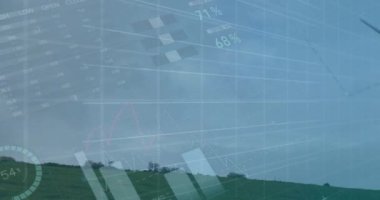 Rüzgar türbini üzerinde finansal veri işleme animasyonu. Küresel çevre, iş, bağlantılar, hesaplama ve veri işleme kavramı dijital olarak oluşturulmuş video.
