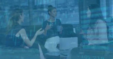 Ofisteki çeşitli iş adamları üzerinde finansal veri işleme animasyonu. Küresel finans, iş, bağlantılar, hesaplama ve veri işleme kavramı dijital olarak oluşturulmuş video.