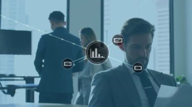 Kafkas meslektaşları üzerinde medya simgelerinin animasyonu. Ağ, veri, dijital arayüz, iş ve küresel iletişim, dijital olarak oluşturulmuş video.