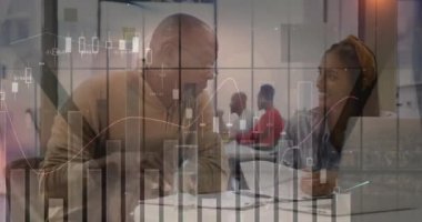 Çeşitli meslektaşların iş tartışmaları üzerine veri işleme ve diyagramların animasyonu. Küresel iş, takım çalışması ve dijital arayüz kavramı dijital olarak oluşturulmuş video.