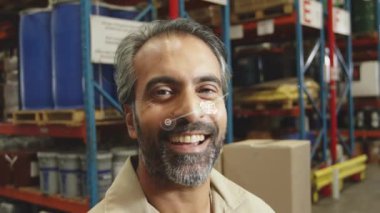 Depoda gülümseyen melez erkek işçilerin üzerindeki ikonlarla olan bağlantıların animasyonu. Küresel iş, takım çalışması ve dijital arayüz kavramı dijital olarak oluşturulmuş video.