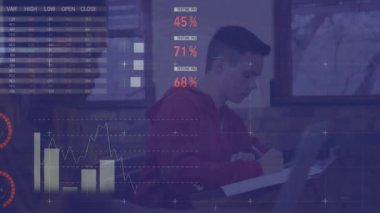 Çeşitli erkek öğrenciler üzerinde finansal veri işleme animasyonu. Küresel finans, iş, bağlantılar, hesaplama ve veri işleme kavramı dijital olarak oluşturulmuş video.