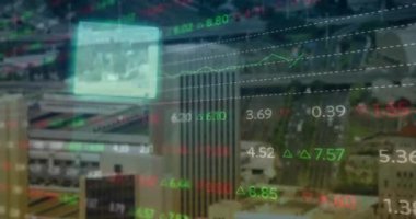 Şehir manzarası üzerinde finansal veri işleme animasyonu. Küresel iş, bağlantılar, hesaplama ve veri işleme kavramı dijital olarak oluşturulmuş video.