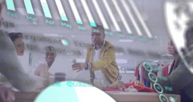 Muhtelif meslektaşların ofiste iş görüşmesi üzerine finansal veri işleme animasyonu. Küresel iş, finans ve dijital arayüz kavramı dijital olarak oluşturulmuş video.