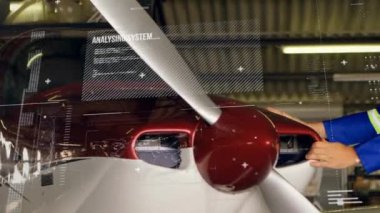 Kafkasyalı erkek işçilerin uçağı denetlemesindeki veri işleme ve diyagramların animasyonu. Küresel iş ve dijital arayüz kavramı dijital olarak oluşturulmuş video.