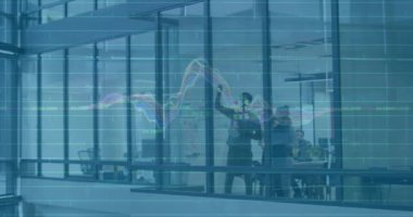 Ofisteki çeşitli iş adamları üzerinde finansal veri işleme animasyonu. Küresel finans, iş, bağlantılar, hesaplama ve veri işleme kavramı dijital olarak oluşturulmuş video.