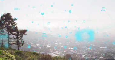 Modern şehir manzarası üzerinde medya ve güvenlik simgelerinin animasyonu. Ağ, veri, güvenlik, dijital arayüz, bağlantı, iş, yaşam tarzı ve iletişim, dijital olarak oluşturulmuş video.