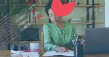 Dizüstü bilgisayar kullanan melez bir kadının finansal veri işleme animasyonu. Küresel finans, iş, bağlantılar, hesaplama ve veri işleme kavramı dijital olarak oluşturulmuş video.