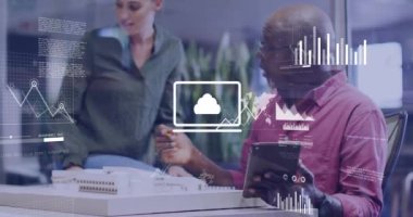 Ofisteki çeşitli iş adamları üzerinde finansal veri işleme animasyonu. Küresel finans, iş, bağlantılar, hesaplama ve veri işleme kavramı dijital olarak oluşturulmuş video.