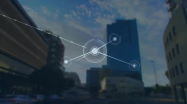 Şehir manzarası üzerindeki bağlantı ağının animasyonu. Küresel bağlantılar, bulut hesaplama ve veri işleme kavramı dijital olarak oluşturulmuş video.
