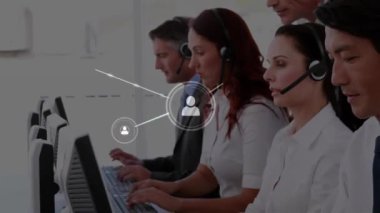 Ofisteki telefon kulaklıkları kullanılarak çeşitli meslektaşlar üzerinden bağlantı ağının animasyonu. Küresel iş, bağlantılar, iletişim ve dijital arayüz kavramı dijital olarak oluşturulmuş video.
