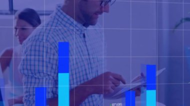 Kafkas işadamının ofisindeki finansal veri işleme animasyonu. Küresel finans, iş, bağlantılar, hesaplama ve veri işleme kavramı dijital olarak oluşturulmuş video.