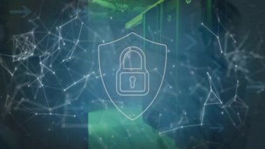 Sunucu odasının üzerinde kalkanla şekiller ve asma kilit animasyonu. Küresel teknoloji ve dijital arayüz konsepti dijital olarak oluşturulmuş video.