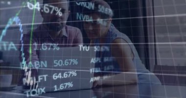 Ofisteki çeşitli iş adamları üzerinde finansal veri işleme animasyonu. Küresel finans, iş, bağlantılar, hesaplama ve veri işleme kavramı dijital olarak oluşturulmuş video.