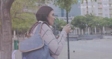 Şehirde yürüyen ve yemek yiyen beyaz bir kadın için şema ve veri işleme animasyonları. İş, teknoloji ve dijital arayüz kavramı dijital olarak oluşturuldu.