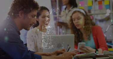 Beyaz iş arkadaşlarının ofiste konuştuğu oklar ve asma kilit animasyonu. Küresel iş ve dijital arayüz kavramı dijital olarak oluşturulmuş video.