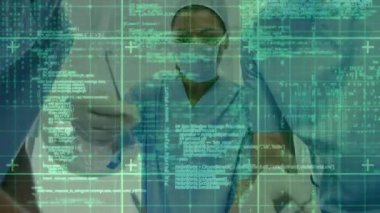 Çeşitli cerrahlar üzerinde veri işleme animasyonu. Küresel tıp, işletme, bağlantılar, hesaplama ve veri işleme kavramı dijital olarak oluşturulmuş video.