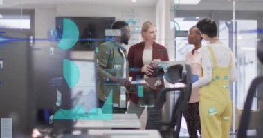 Veri işleme ve çeşitli meslektaşların ofiste konuştuğu diyagramların animasyonu. Küresel iş ve dijital arayüz kavramı dijital olarak oluşturulmuş video.