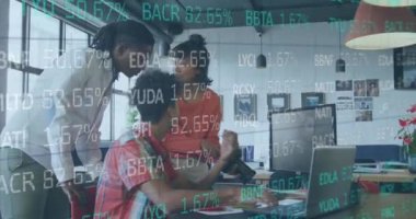 Çeşitli meslektaşların ofiste iş görüşmesi üzerine borsa animasyonu. Küresel iş, finans ve dijital arayüz kavramı dijital olarak oluşturulmuş video.